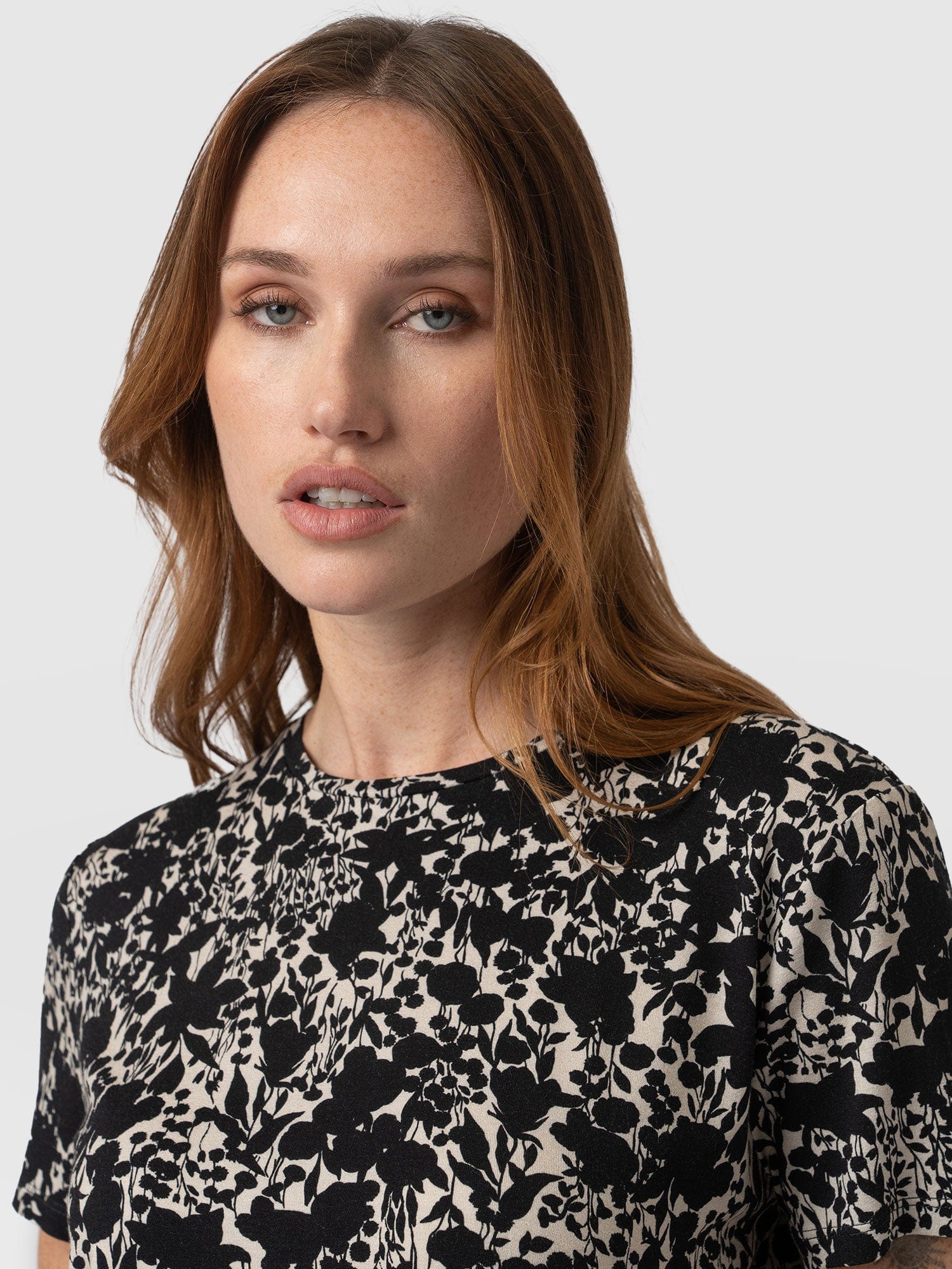 Boyfriend Tee Black Cream Floral - Women's T-Shirts | Saint + Sofia® USA